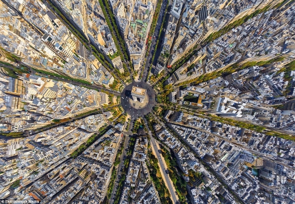  Khải Hoàn Môn nổi tiếng của nước Pháp lãng mạn như một bông hoa khi nhìn từ trên cao xuống (Ảnh: exclusivepix media)