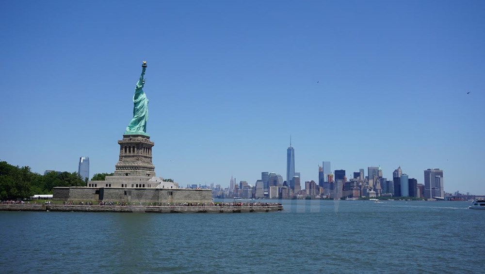 Tháp Tự Do nhìn từ tượng Nữ Thần Tự Do.