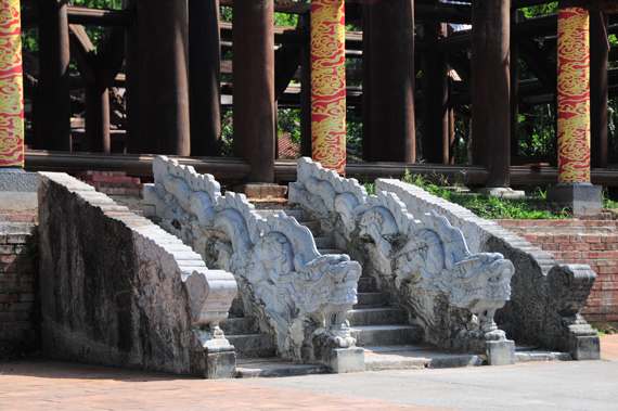 Theo tư liệu lịch sử và khảo cổ học, chính điện Lam Kinh được xây dựng năm 1433, có kiến trúc hình chữ “công”, tổng diện tích 1.645,04m2, gồm 3 tòa điện: Quang Đức, Sùng Hiếu và Diên Khánh. Khu vực này hiện còn dấu tích nền móng, với 127 tảng kê chân cột, cùng nhiều hiện vật giá trị khác.
