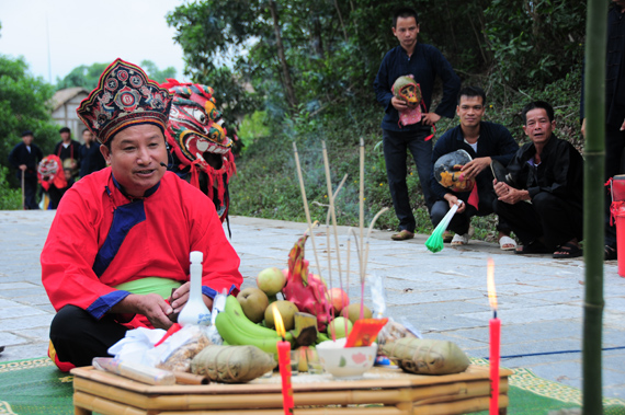 Mở đầu phần Lễ, P&uacute; mo - người được d&acirc;n l&agrave;ng s&ugrave;ng b&aacute;i, chủ tr&igrave; c&ocirc;ng việc h&agrave;nh lễ &ocirc;ng bước ra ch&iacute;nh diện m&acirc;m lễ, quay mặt về ph&iacute;a đ&igrave;nh l&agrave;ng để thực hiện b&agrave;i khấn c&aacute;c vị thần bảo hộ cho m&ugrave;a m&agrave;ng, sức khỏe v&agrave; sự b&igrave;nh y&ecirc;n của d&acirc;n l&agrave;ng.