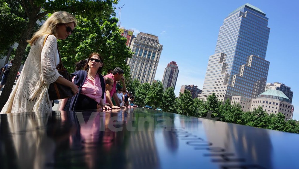 Rất nhiều người đến đây chỉ để tìm tên người thân của mình được khắc trên tấm bảng đồng trên thành hồ.