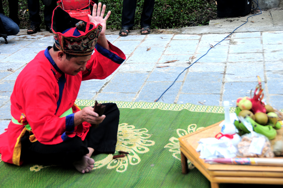 P&uacute; mo thực hi&ecirc;n nghi thức xin &acirc;m dương cổ xưa.