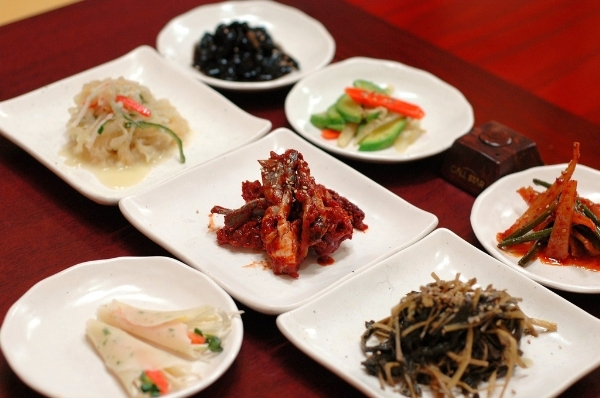 Món nướng Hàn Quốc thường có nhiều món phụ ăn kèm gọi là banchan