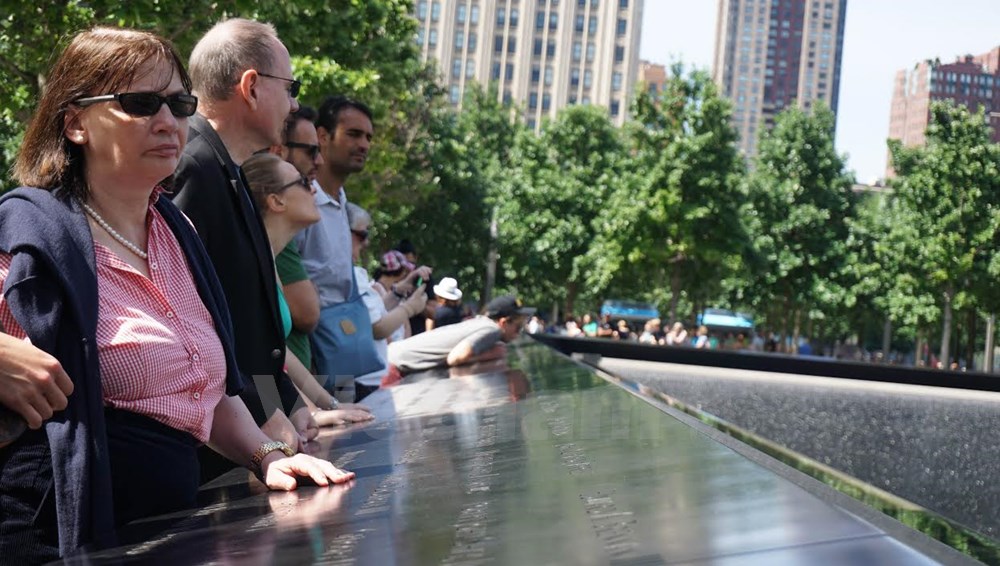 Rất nhiều người đến đây chỉ để tìm tên người thân của mình được khắc trên tấm bảng đồng trên thành hồ.