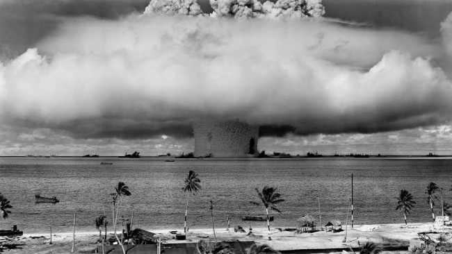 Sáng 6-8-1945, Mỹ thả quả bom nguyên tử đầu tiên xuống thành phố Hiroshima, Nhật Bản, khiến ít nhất 70.000 người thiệt mạng và hàng nghìn người khác chết do nhiễm phóng xạ.