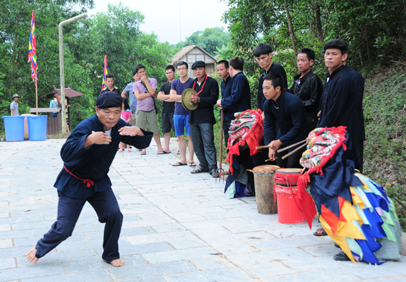 Biểu diễn v&otilde; cổ truyền d&acirc;n tộc với c&aacute;c b&agrave;i quyền, kiếm, sam sa v&agrave; gậy.