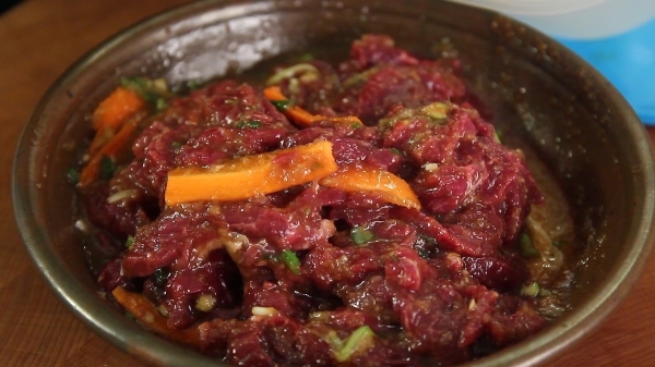 Trong phong cách nướng Hàn Quốc, các loại thịt thường được tẩm ướp trước khi nướng
