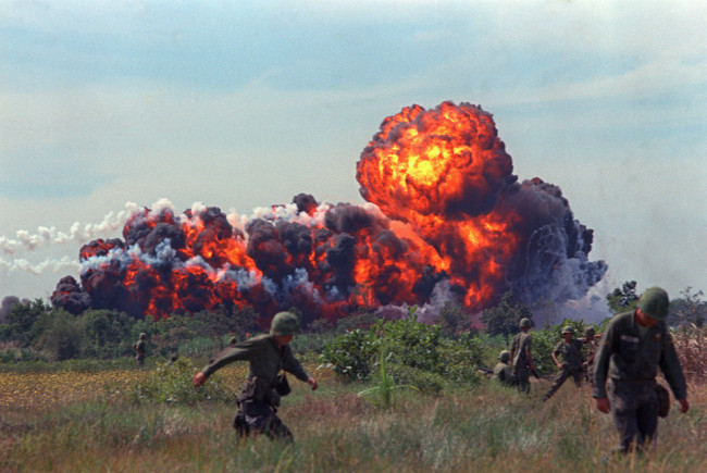 Bom napalm (napan) là loại bom cháy, có nhồi chất cháy napan. Bom có nhiều cỡ: cỡ nhỏ là các loại bom có khối lượng 6 hoặc 10 pound, cỡ vừa có khối lượng từ 100 đến 200 pound, cỡ lớn có khối lượng 500 đến 750 pound. Bom napalm dễ bốc cháy, khi cháy có khói màu đen, lửa màu vàng, có mùi khét. Nhiệt độ cháy từ 800 - 1000 độ. Độ dính bám vật thể lớn, rơi xuống nước vẫn cháy. Với các bom 250 pound, phạm vi gây cháy từ 20 – 30m. Bom napalm sử dụng tính chất của napan để gây bỏng nặng, bỏng sâu cho người. Napan là chất cháy gây bỏng đặc biệt nguy hiểm, có thể vô hiệu hóa và giết chết nạn nhân rất nhanh chóng. Đối với những người sống sót nhưng bị bỏng độ 3, phần da và mạch bị thương tổn không có các cơ quan tiếp nhận cảm giác đau. Tuy nhiên, các nạn nhân bị bỏng độ 2 do bị các giọt napan bắn phải sẽ phải chịu rất nhiều đau đớn.