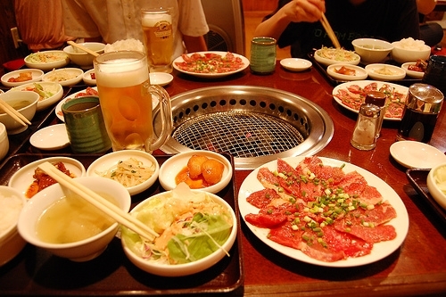 Món nướng Nhật Bản sử dụng nguyên liệu thịt tươi, không tẩm ướp hoặc tẩm ướp rất ít.