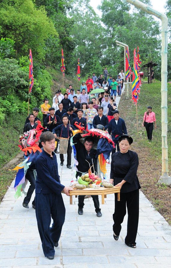 Tại buổi lễ t&aacute;i hiện, đ&atilde; diễn ra hoạt động giao lưu giữa đồng b&agrave;o N&ugrave;ng v&agrave; đồng b&agrave;o T&agrave;y, thể hiện t&igrave;nh thần đo&agrave;n kết cộng đồng. Ảnh: Đồng b&agrave;o N&ugrave;ng v&agrave; du kh&aacute;ch tr&ecirc;n đường sang giao lưu với đồng b&agrave;o d&acirc;n tộc T&agrave;y.