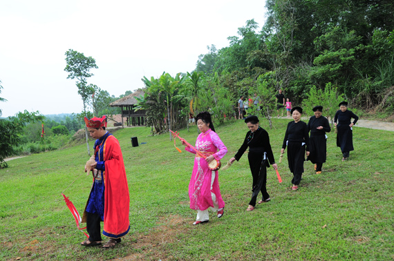 Kh&ocirc;ng gian văn h&oacute;a được biểu đạt sinh động với sự tham gia của đồng b&agrave;o T&agrave;y.