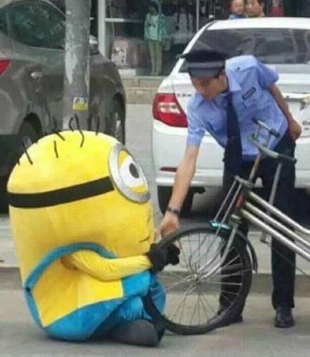 Hai người bán chuối ở Trịnh Châu (Trung Quốc) đã mặc trang phục giống những chú Minion để thu hút khách hàng cũng như những người hâm mộ Minions