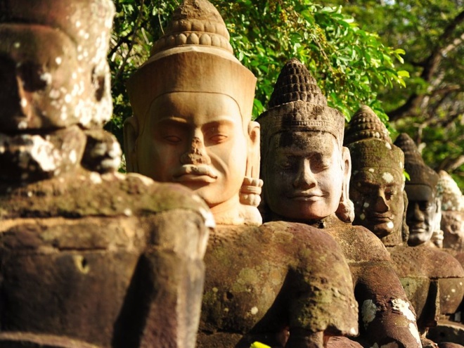 Đến cuối thế kỷ 19, các nhà khảo cổ phương Tây mới lại tìm hiểu về quần thể đền đài này và đưa vào khôi phục trong khoảng các năm 1907 - 1970. UNESCO công nhận Angkor Wat là di sản văn hóa thế giới năm 1992. 