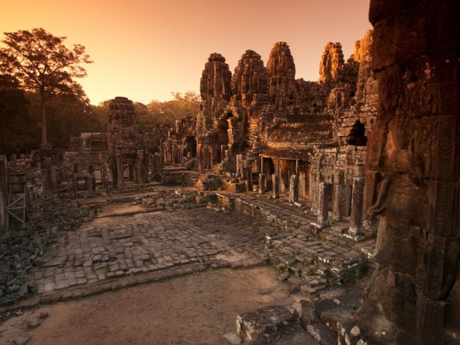 Angkor Wat là một công trình kiến trúc của đế quốc Khmer, cai trị trong khoảng thế kỷ 9 - 13. Khu đền đài của Campuchia này còn là di tích tôn giáo lớn nhất thế giới. Khoảng hơn hai triệu du khách tham quan Angkor Wat vào năm 2014. 