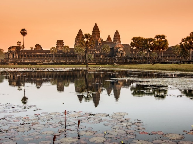 Ban đầu, Angkor Wat được xây dựng để thờ Vishnu, một vị thần Hindu. Sự rộng lớn của công trình còn được nhiều người mô tả như thiên đường nơi hạ giới. Mặc dù trải qua nhiều thế kỷ nhưng những ngôi đền trong quần thể vẫn gìn giữ được vẻ đẹp và thường xuyên có người đến thờ cúng.