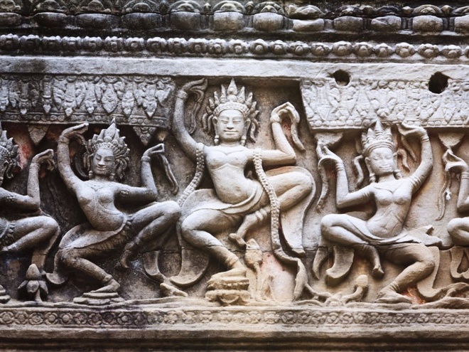 Tổng cộng trong quần thể Angkor Wat có hơn 3.000 bức chạm khắc Asaparas - một nữ thần Hindu có 37 kiểu dáng khác nhau. 