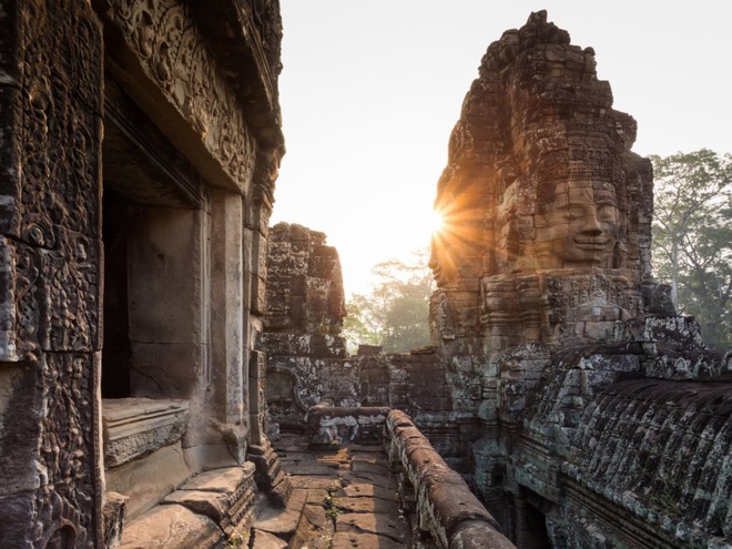 Angkor Thom là một công trình kiến trúc đồ sộ khác với diện tích khoảng 10 km2 và có tường thành bao bọc. Nơi đây từng được biết là thành phố lớn nhất thế giới vào thế kỷ 12.