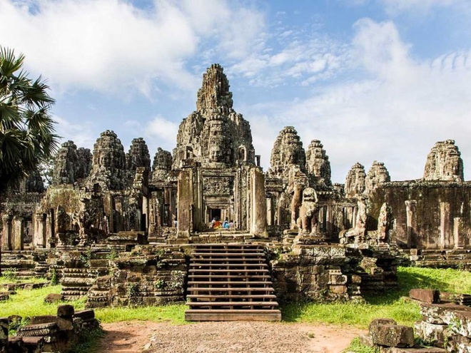 Không ai rõ vì sao một khu tôn giáo lớn như Angkor Wat lại từng bị lãng quên. Có giả thuyết cho rằng do sự chuyển đổi tôn giáo từ Hindu sang đạo Phật vào khoảng thế kỷ 13, 14. Số khác lại nghĩ các nguồn và hệ thống nước công phu ở đây bị hỏng dẫn tới con người phải di chuyển đến những vùng đất khác. 