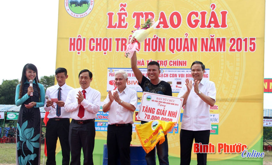 Hai đồng chí Phó bí thư Tỉnh ủy Nguyễn Văn Lợi và Lê Văn Châu trao giải cho các chủ trâu đoạt giải nhì tại hội chọi trâu Hớn Quản năm 2015.