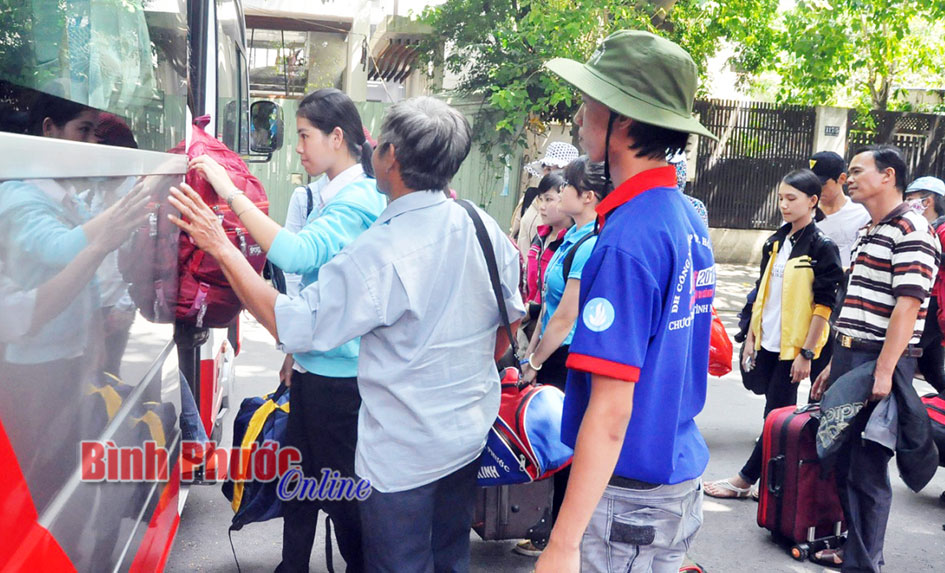 Ngày đầu ra quân, 13 chuyến xe chở 330 thí sinh và 70 phụ huynh của 10 huyện, thị xuất phát từ trụ sở Tỉnh đoàn đến các điểm thi tại quận Gò Vấp, TP. Hồ Chí Minh