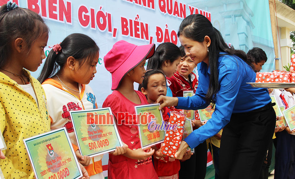 Bí thư Tỉnh đoàn Tôn Ngọc Hạnh trao 50 phần quà và học bổng cho học sinh nghèo học giỏi tại xã Lộc Thành dịp hè năm 2015. 