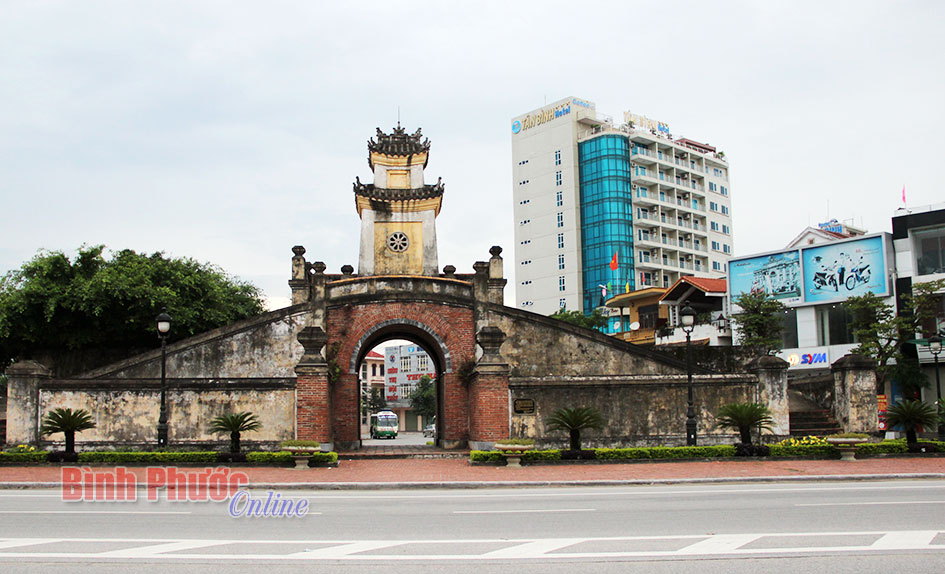 Quảng B&igrave;nh quan, vết t&iacute;ch c&ograve;n lại của th&agrave;nh Đồng Hới từ thời Trịnh - Nguyễn ph&acirc;n tranh, nay l&agrave; biểu tượng của tỉnh Quảng B&igrave;nh.