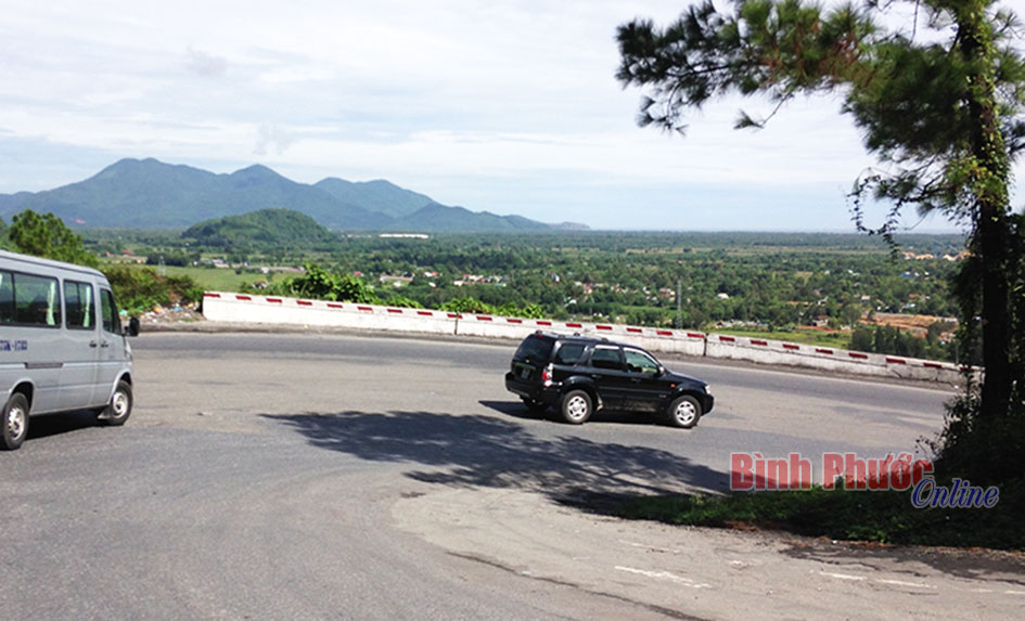 Vẻ đẹp của v&ugrave;ng đất n&agrave;y c&ograve;n được biết đến bởi đoạn đường đ&egrave;o Hải V&acirc;n nằm ở ph&iacute;a nam quanh co, uốn lượn v&agrave; đỉnh đ&egrave;o quanh năm m&acirc;y phủ.