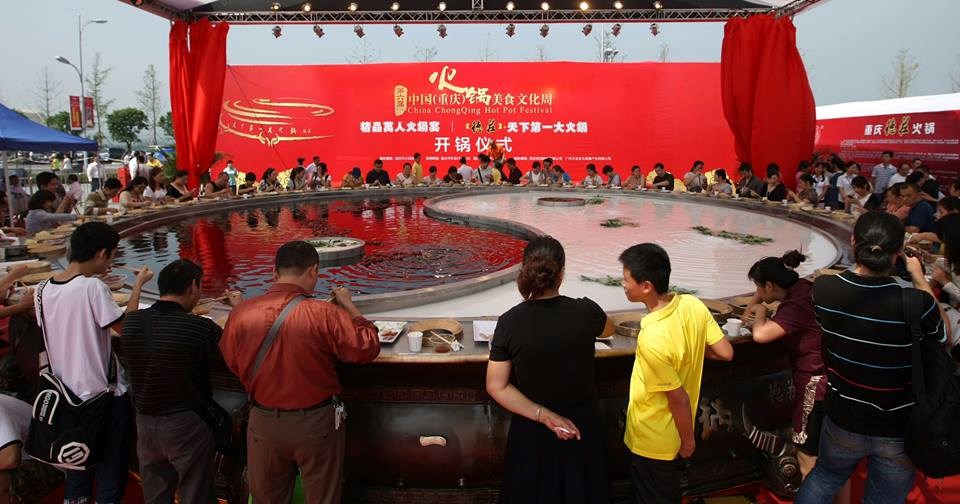 Nồi lẩu khổng lồ ở thành phố Trùng Khánh (Trung Quốc), nơi nổi tiếng nhờ những món ăn cay. Hàng chục người đã tham gia ăn chung nồi lẩu ngày 30-9-2013. (Nguồn: CCTVNews)