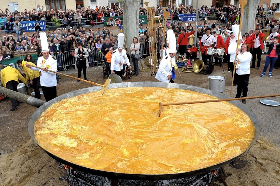 Món trứng tráng lớn nhất thế giới ở thị trấn Haux (Pháp) nhân dịp Lễ Phục sinh năm 2014. Để làm món trứng tráng này, người ta đã phải dùng 5.214 quả trứng 20l dầu và 50kg hành. 700 khách đã được mời để ăn hết miếng trứng này. (Nguồn: CCTVNews)