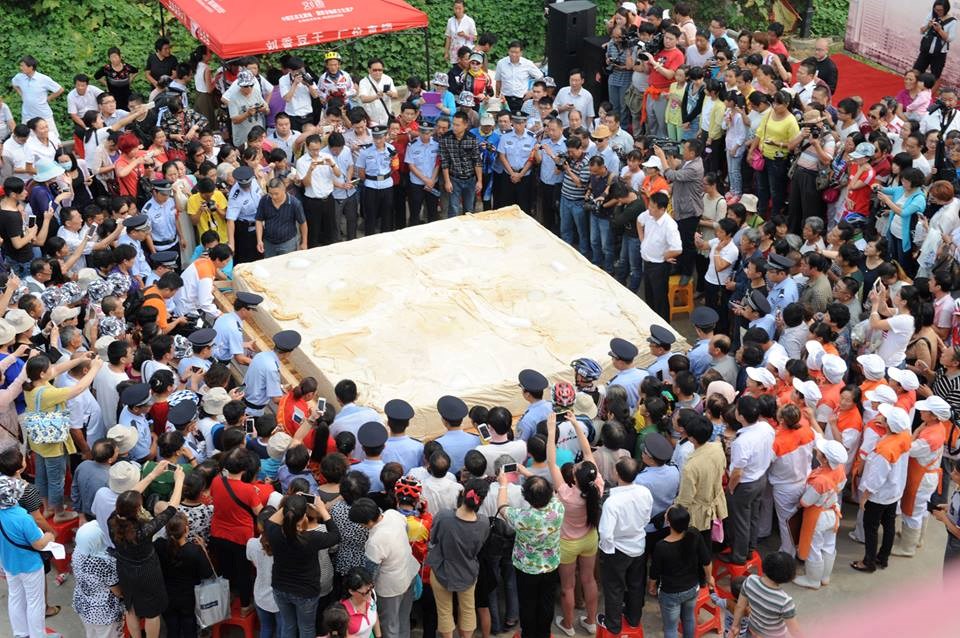 Miếng đậu phụ nặng 8 tấn ở An Huy, Trung Quốc trong Lễ hội Đậu phụ ngày 15-9. (Nguồn: CCTVNews)