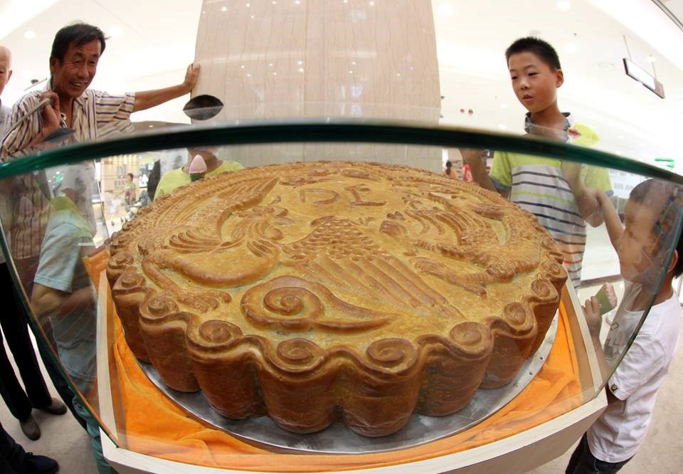 Bánh Trung thu khổng lồ được trưng bày trong trung tâm thương mại ở Hứa Xương (Trung Quốc). Cái bánh này có đường kính 79cm, sử dụng 31,4kg nhân và 40kg bột vào Trung thu 2014. (Nguồn: CCTVNews)