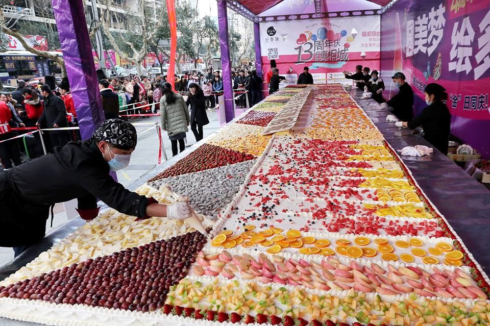 Chiếc bánh hoa quả khổng lồ có diện tích 24m2 được trưng bày ở An Huy (Trung Quốc) ngày 18/1/2015. (Nguồn: CCTVNews)