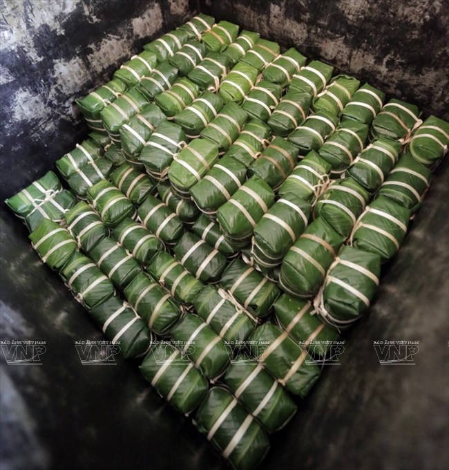 B&aacute;nh chưng được sắp xếp th&agrave;nh từng h&agrave;ng vu&ocirc;ng vắn đặt v&agrave;o nồi. (Ảnh: Trịnh Văn Bộ/B&aacute;o ảnh Việt Nam)