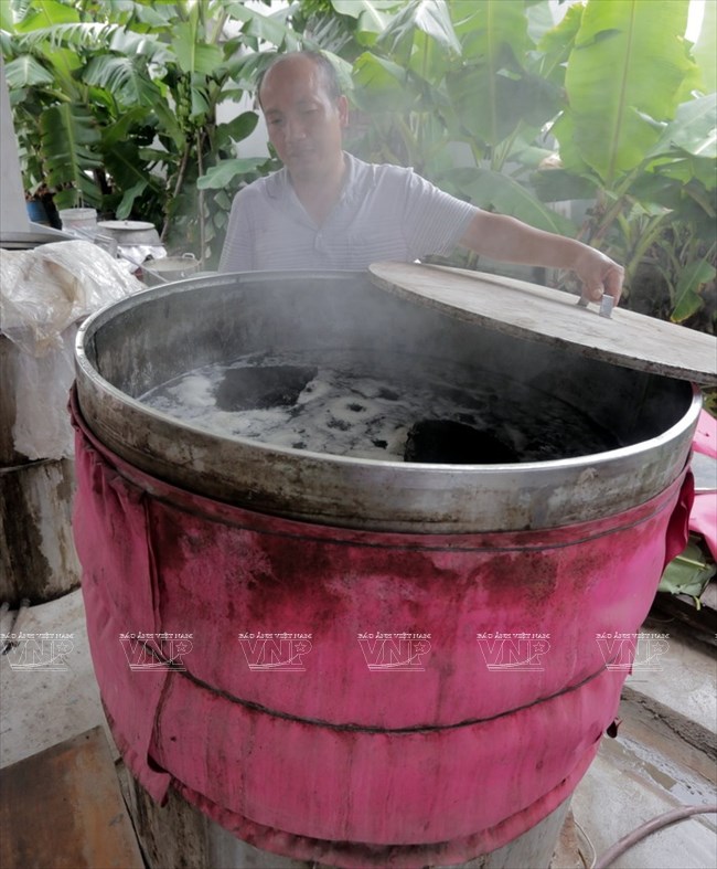 B&aacute;nh chưng được người d&acirc;n l&agrave;ng Tranh Kh&uacute;c luộc bằng nồi điện. (Ảnh: Trịnh Văn Bộ/B&aacute;o ảnh Việt Nam)