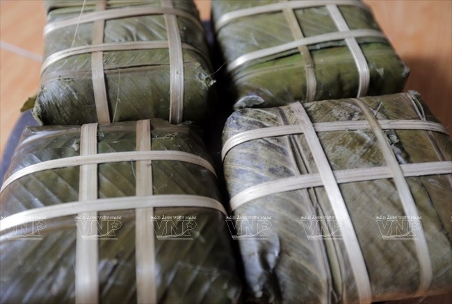 Những chiếc b&aacute;nh chưng th&agrave;nh phẩm đ&atilde; nấu xong được vớt để kh&ocirc;. (Ảnh: Trịnh Văn Bộ/B&aacute;o ảnh Việt Nam)