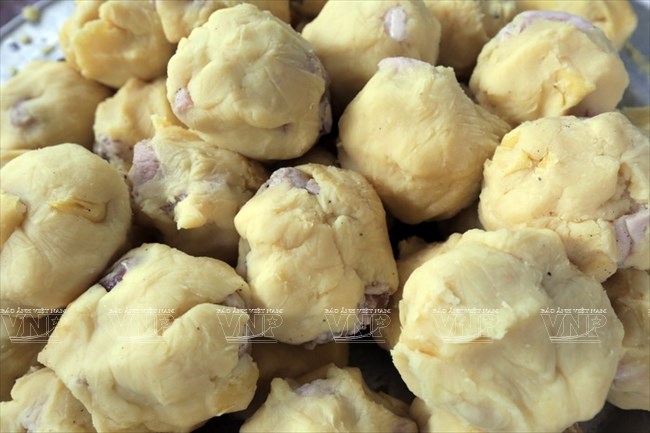 Nh&acirc;n b&aacute;nh gồm đậu xanh qu&ecirc; vỏ đỏ th&ecirc;m nh&acirc;n thịt nặn tr&ograve;n đều đem g&oacute;i b&aacute;nh. (Ảnh: Trịnh Văn Bộ/B&aacute;o ảnh Việt Nam)