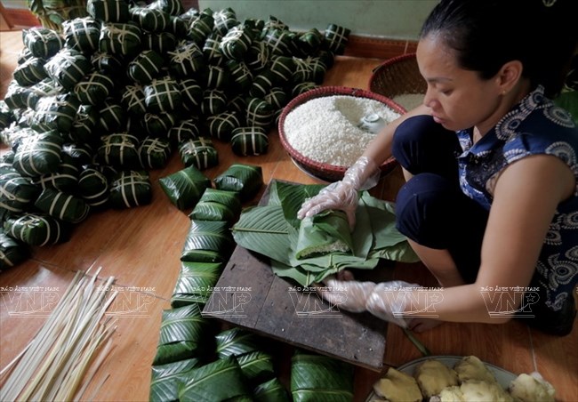 Chị H&agrave; Thị Hiền ở l&agrave;ng Tranh Kh&uacute;c l&agrave; người c&oacute; thể g&oacute;i 170 chiếc b&aacute;nh trong một tiếng đồng hồ. (Ảnh: Trịnh Văn Bộ/B&aacute;o ảnh Việt Nam)