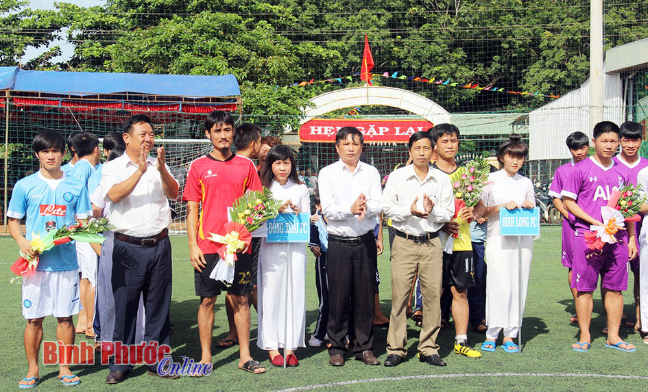 Lãnh đạo xã Long Hà trao hoa cho các đội bóng về tham dự giải.