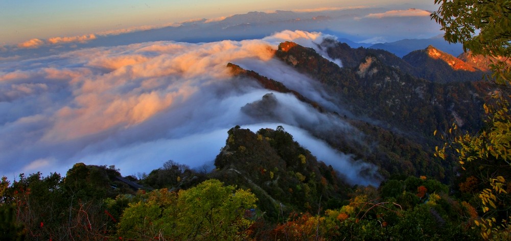 Đoạn đường dài 70 km từ chân núi đến đỉnh núi Võ Đang có 32 đền thờ Đạo giáo, chủ yếu được xây dựng theo lối kiến trúc triều Nguyên, Minh, Thanh.