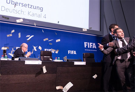 Mặc dù bị lực lượng bảo vệ nhanh chóng mời, nhưng Simon Brodkin cũng kịp tung hết xấp tiền mang theo lên bàn chủ tọa và vào cả người của ông Sepp Blatter.