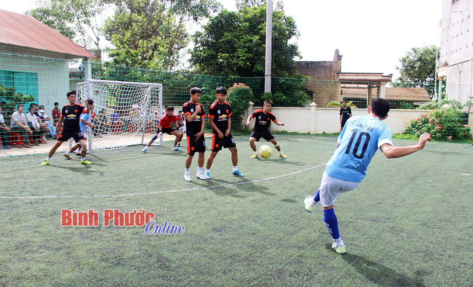 Trận so tài cân sức giữa đội chủ nhà Long Hà và đội Thị xã Đồng Xoài tỷ số 1-1.