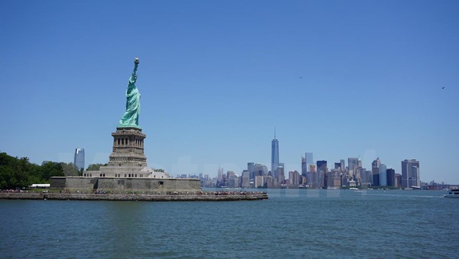 Tháp Tự Do nhìn từ tượng Nữ Thần Tự Do.