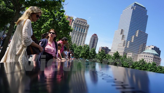 Rất nhiều người đến đây chỉ để tìm tên người thân của mình được khắc trên tấm bảng đồng trên thành hồ.