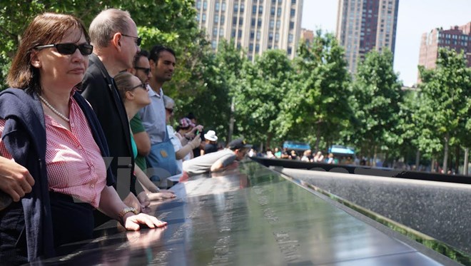 Rất nhiều người đến đây chỉ để tìm tên người thân của mình được khắc trên tấm bảng đồng trên thành hồ.