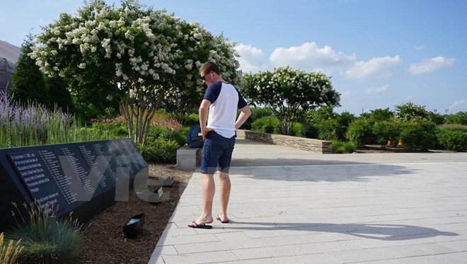 Phiến đá đen khắc tên 184 người thiệt mạng sau khi Lầu Năm Góc bị tấn công ở Washington DC.