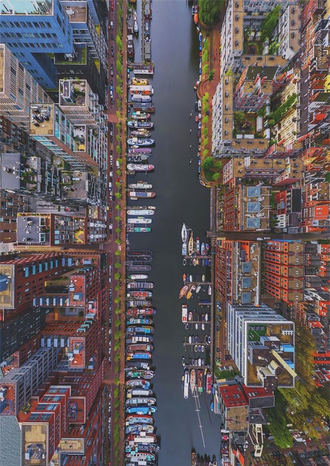 Quận Westerdok, thành phố Amsterdam, Hà Lan. Thành viên nhóm AirPano cho biết, mặc dù họ thường chụp ảnh từ máy bay trực thăng, họ cũng rất muốn trải nghiệm những shot ảnh từ máy bay, khinh khí cầu, hay máy bay điều khiển bằng sóng radio.