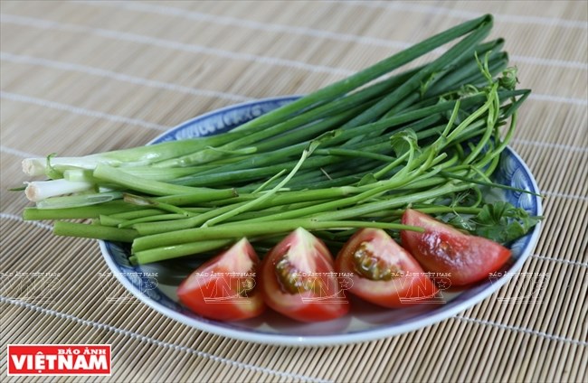 Hành lá, cà chua, rau muống là những loại rau quả thường được dùng để chế biến món bánh đa cua Hải Phòng.