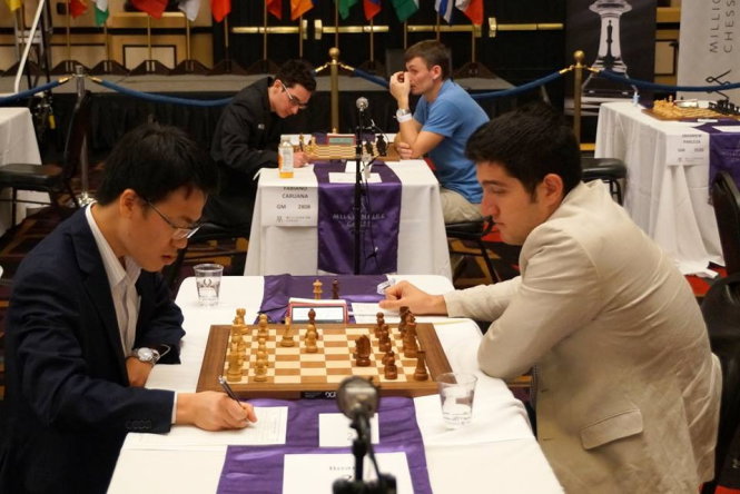  Quang Liêm (trái) thi đấu với Vasif tại Giải cờ vua Triệu Phú. Ảnh Twitter