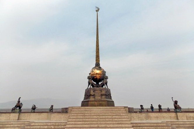 Đài tưởng niệm trung tâm châu Á đặt tại thành phố Kyzyl, Nga - Ảnh: Amusing Planet