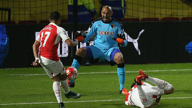 Pha dứt điểm mở tỉ số cho Arsenal của Sanchez. Ảnh: Getty Images